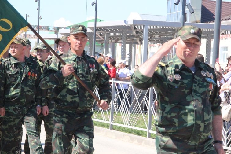 Балтачта узган парадтан фотомизгелләр