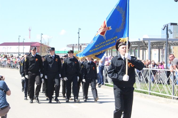 Балтачта узган парадтан фотомизгелләр