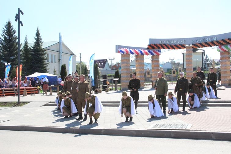 Балтачта узган парадтан фотомизгелләр