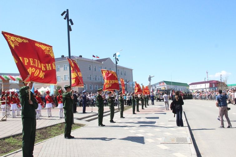 Балтачта узган парадтан фотомизгелләр