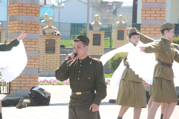 Балтачта узган парадтан фотомизгелләр