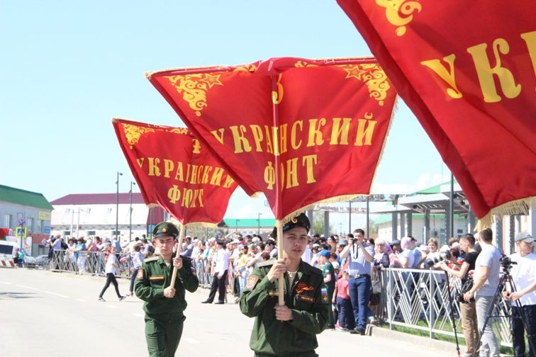 Балтачта узган парадтан фотомизгелләр