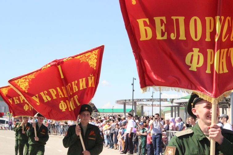 Балтачта узган парадтан фотомизгелләр