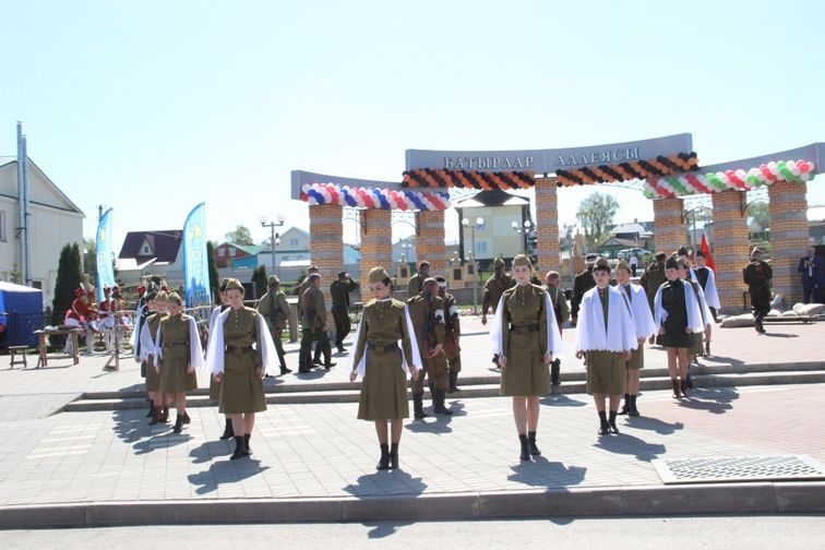 Балтачта узган парадтан фотомизгелләр