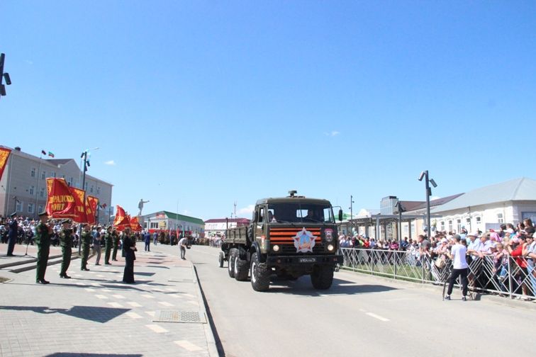 Балтачта узган парадтан фотомизгелләр