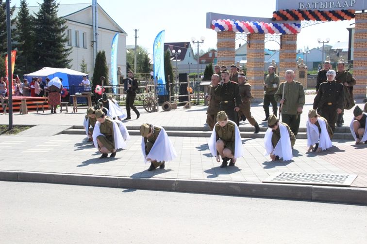 Балтачта узган парадтан фотомизгелләр