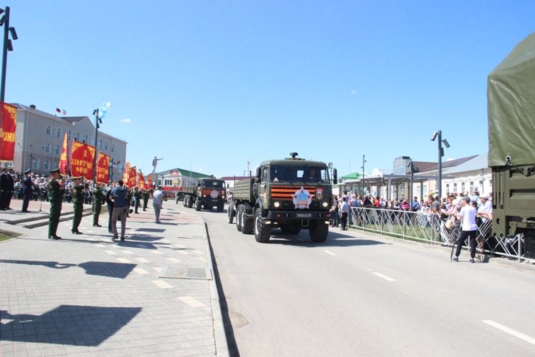 Балтачта узган парадтан фотомизгелләр