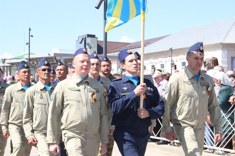 Балтачта узган парадтан фотомизгелләр