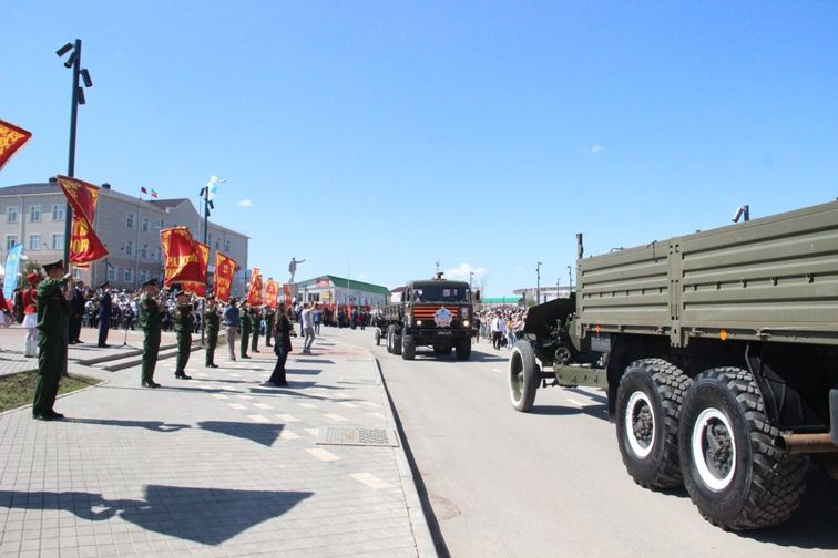 Балтачта узган парадтан фотомизгелләр