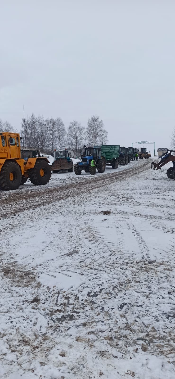 "Сосна"лыларның техникасы язгы кыр эшләрен тулы әзерлектә көтә (+бик күп фото)&nbsp;