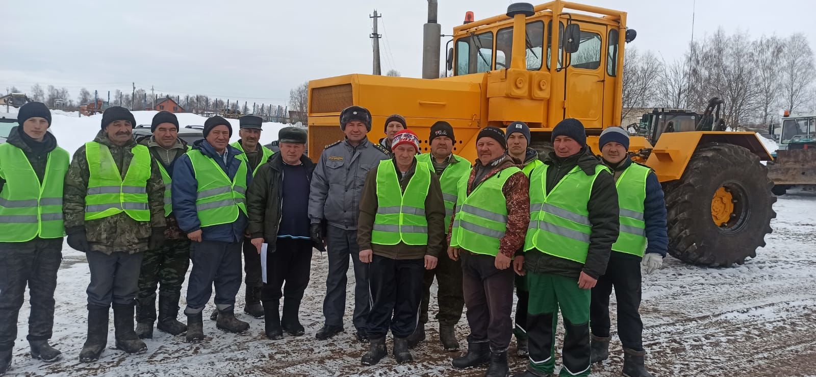 "Сосна"лыларның техникасы язгы кыр эшләрен тулы әзерлектә көтә (+бик күп фото)&nbsp;