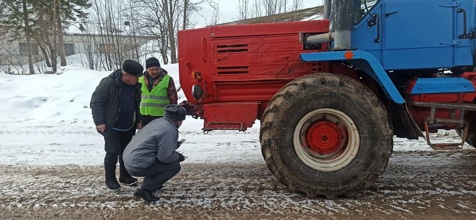 "Сосна"лыларның техникасы язгы кыр эшләрен тулы әзерлектә көтә (+бик күп фото)&nbsp;