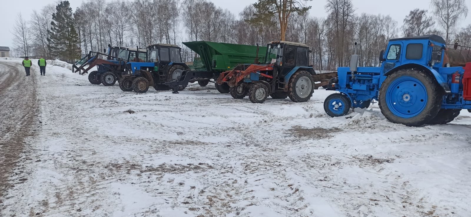 "Сосна"лыларның техникасы язгы кыр эшләрен тулы әзерлектә көтә (+бик күп фото)&nbsp;