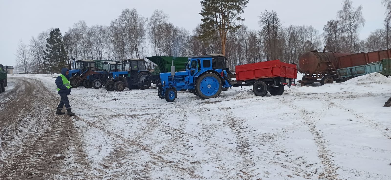 "Сосна"лыларның техникасы язгы кыр эшләрен тулы әзерлектә көтә (+бик күп фото)&nbsp;