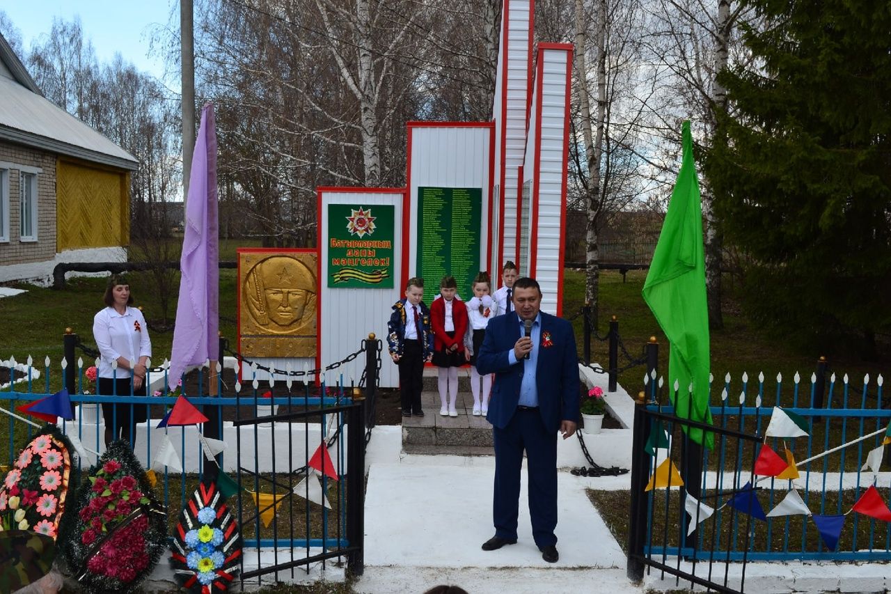 Шодада Бөек Җиңү көненә багышланган митинг Советлар Союзы герое Хафиз Сабиров һәйкәле янында үтте (фото)