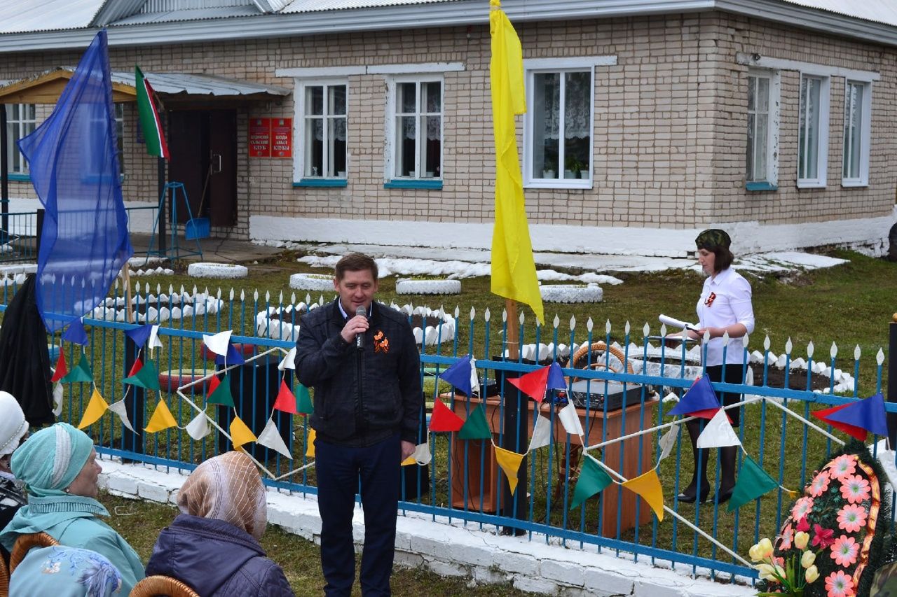 Шодада Бөек Җиңү көненә багышланган митинг Советлар Союзы герое Хафиз Сабиров һәйкәле янында үтте (фото)