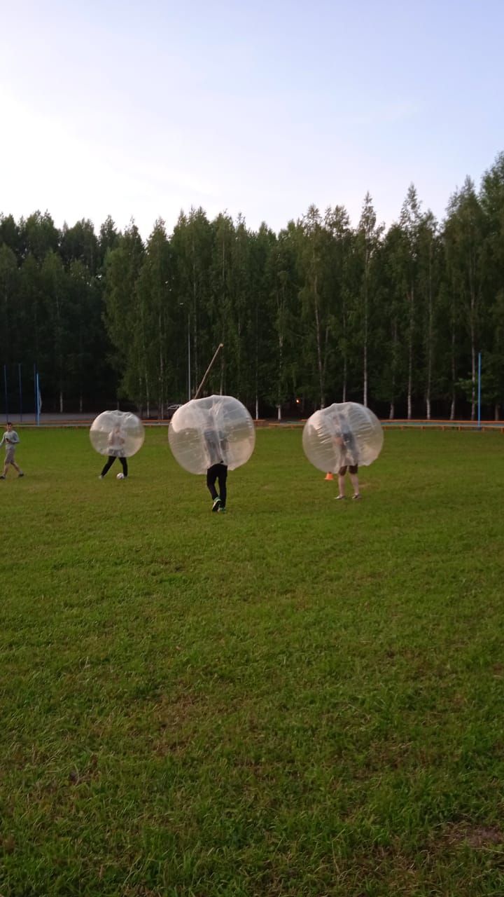 «Хыял» яшьләр үзәге «Сабантуй» ял паркында яшьләр өчен «Бампербол» уенын үткәрде (фото)