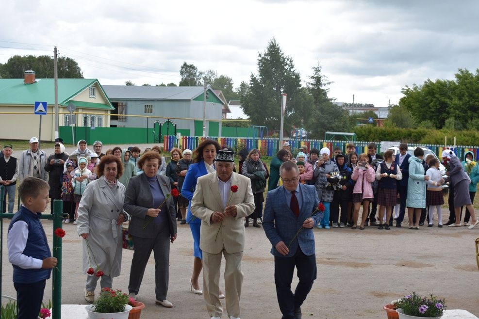 Нөнәгәр авылында Хәтер аллеясы ачылды (фоторепортаж)