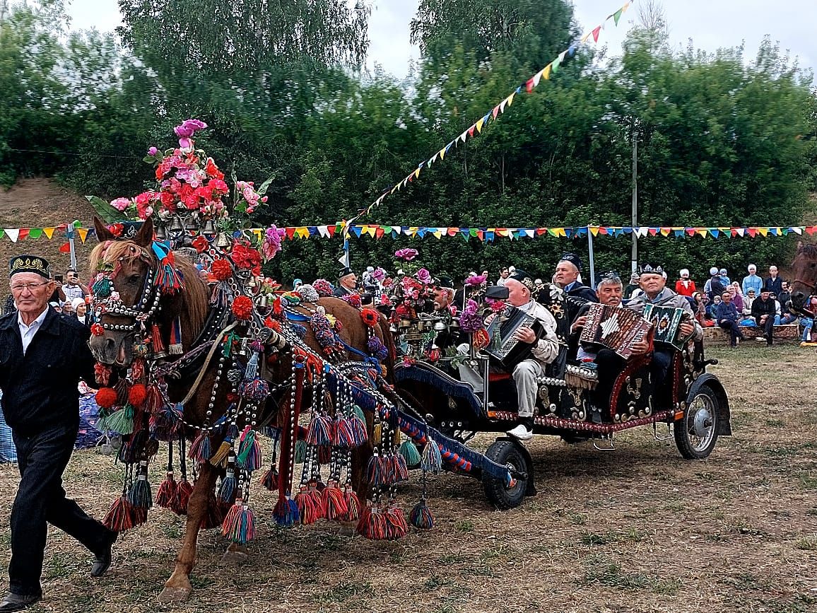 Мөселман балалар Сабан туеннан фотомизгелләр