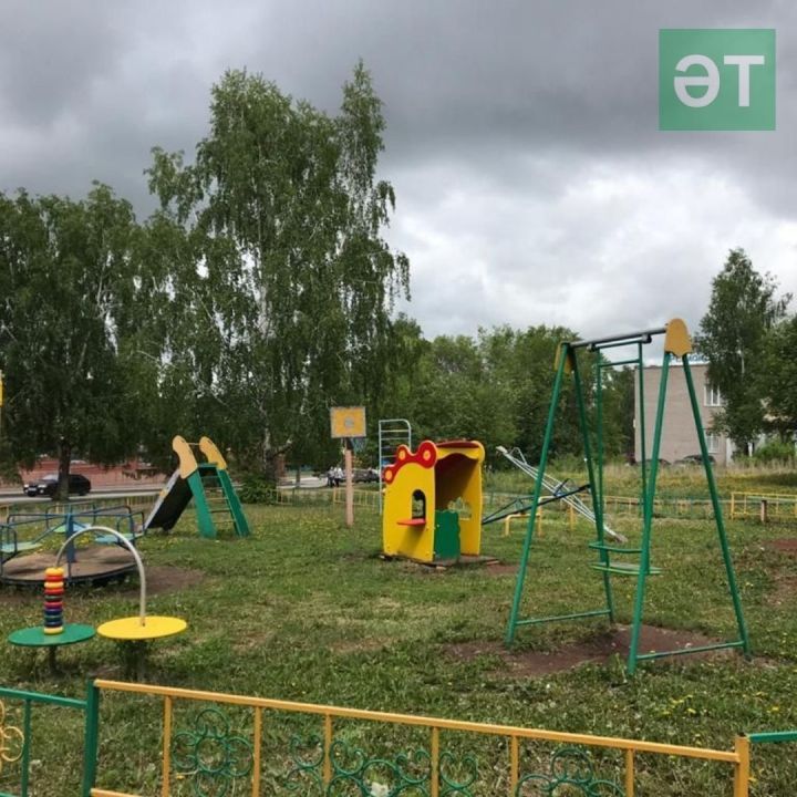 Уен мәйданчыгында башы кысылып калган баланы коткардылар