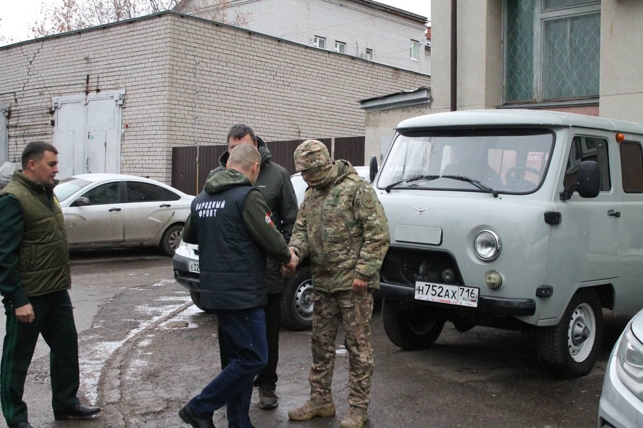 Фаяз Фәнил улы Шакиров СВОдагы хәрби егетләребезгә ике машина бүләк иткән