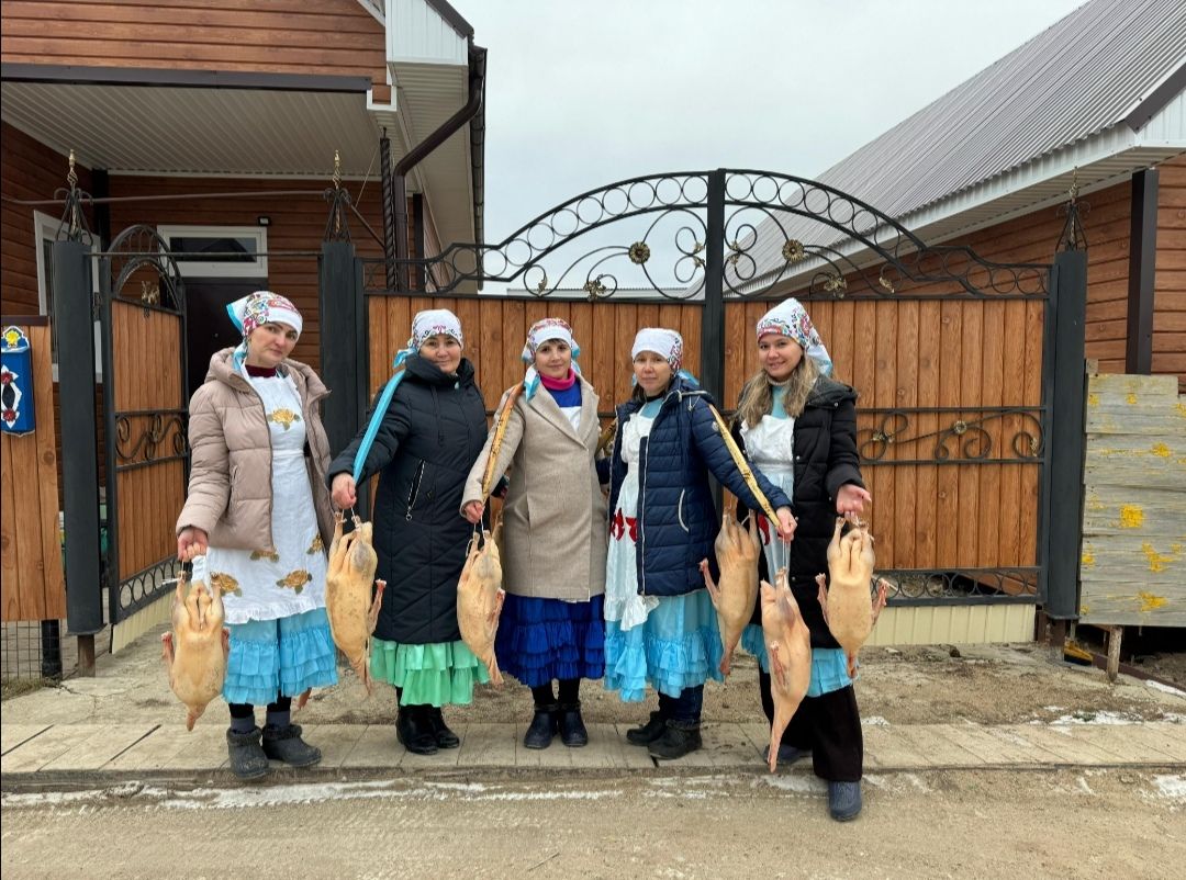 Смәел авылында Әхмәдиевлар гаиләсендә матур традицияләребезнең берсе булган каз өмәсе гөрләде (фото)