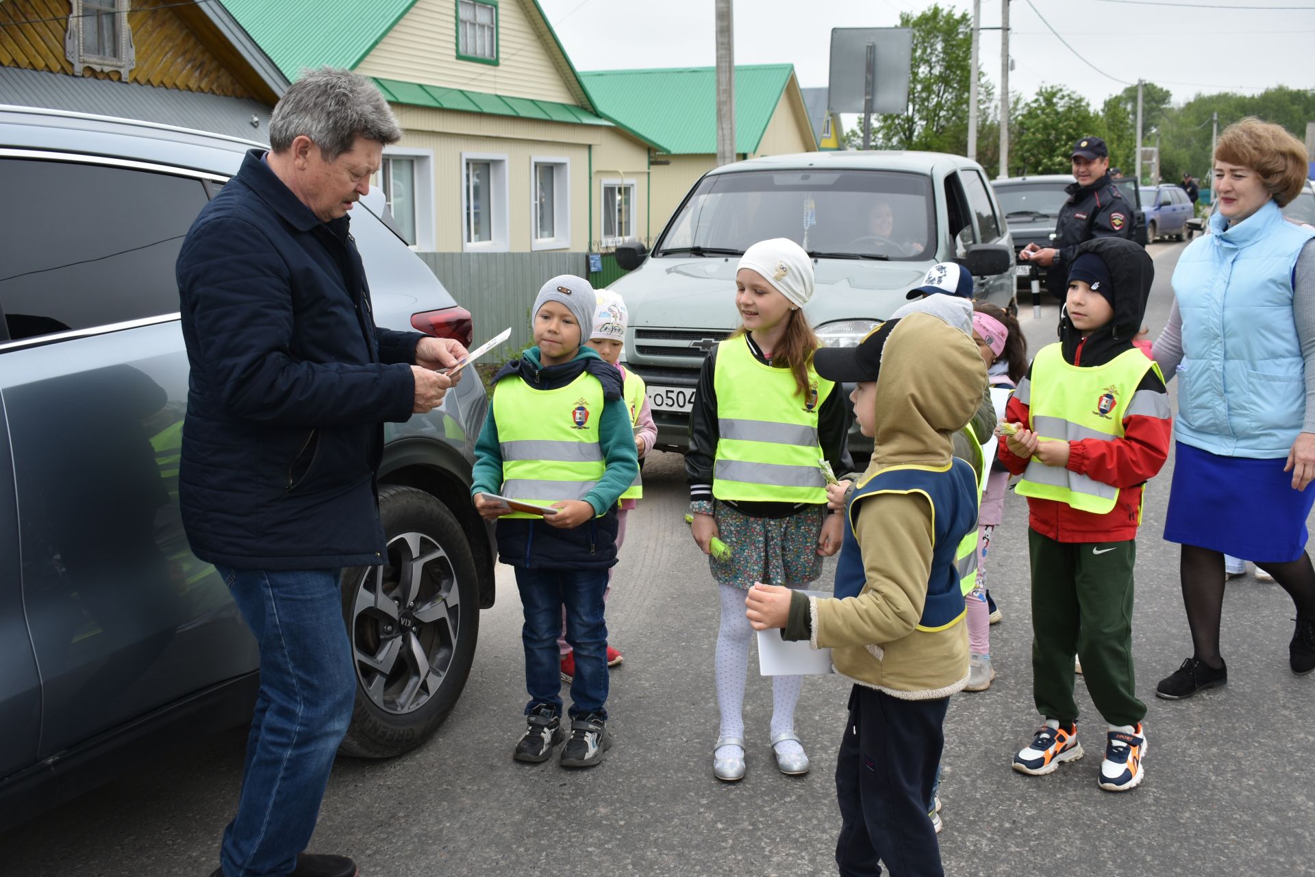 Бакча балалары шоферларны кисәтеп, буклетлар таратты (+ бик күп фото)