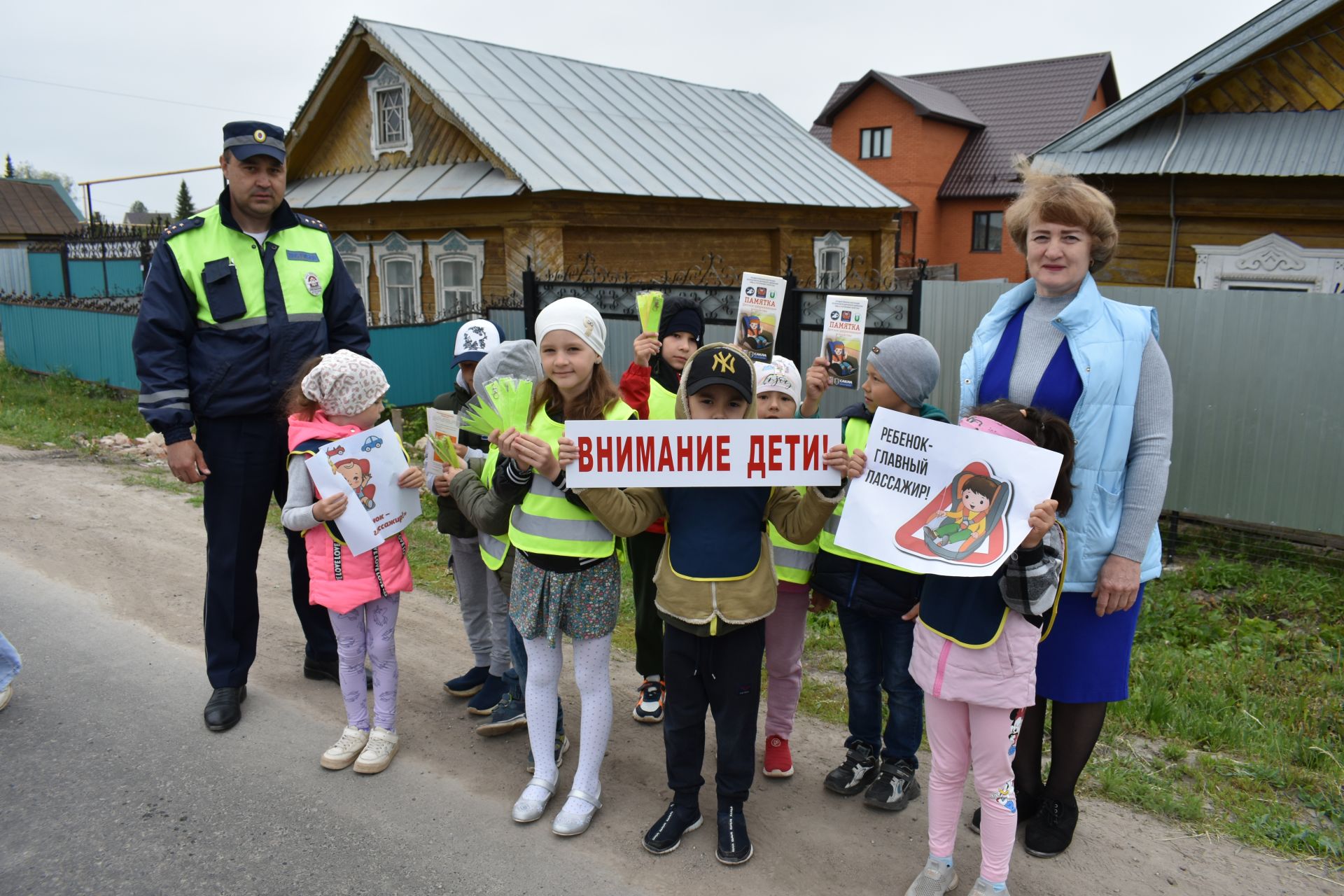 Бакча балалары шоферларны кисәтеп, буклетлар таратты (+ бик күп фото)