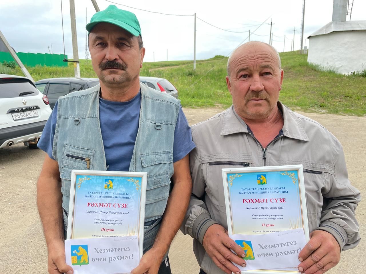 Район башлыгы терлек азыгы әзерләү буенча бәйгенең икенче атна җиңүчеләрен бүләкләде (фото)