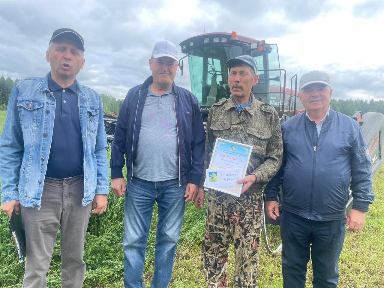 Район башлыгы терлек азыгы әзерләү буенча бәйгенең икенче атна җиңүчеләрен бүләкләде (фото)