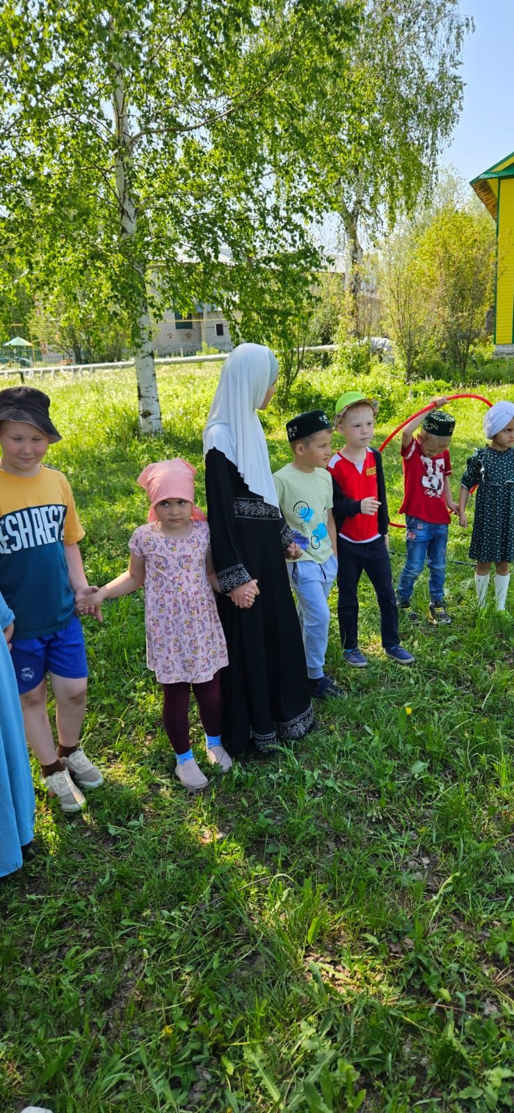 Шода мәчетендә балалар ял итә (фото)