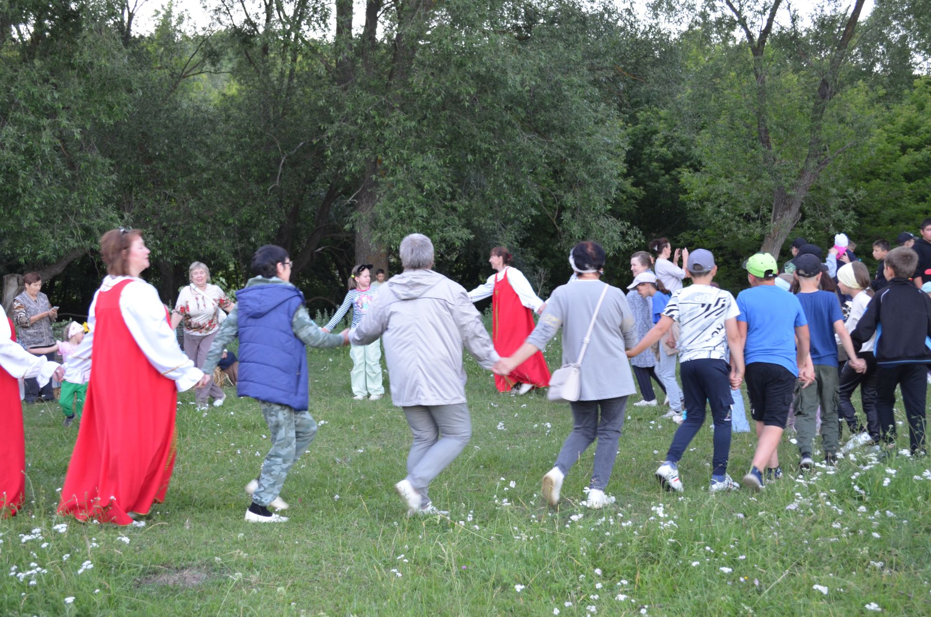 Блины, народные песни, пляски...