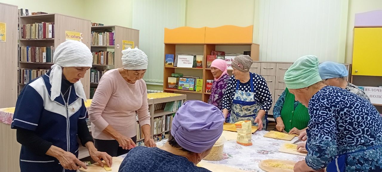 Борнак авыл китапханәсендә махсус хәрби операциядә катнашучы егетләргә токмач кискәннәр