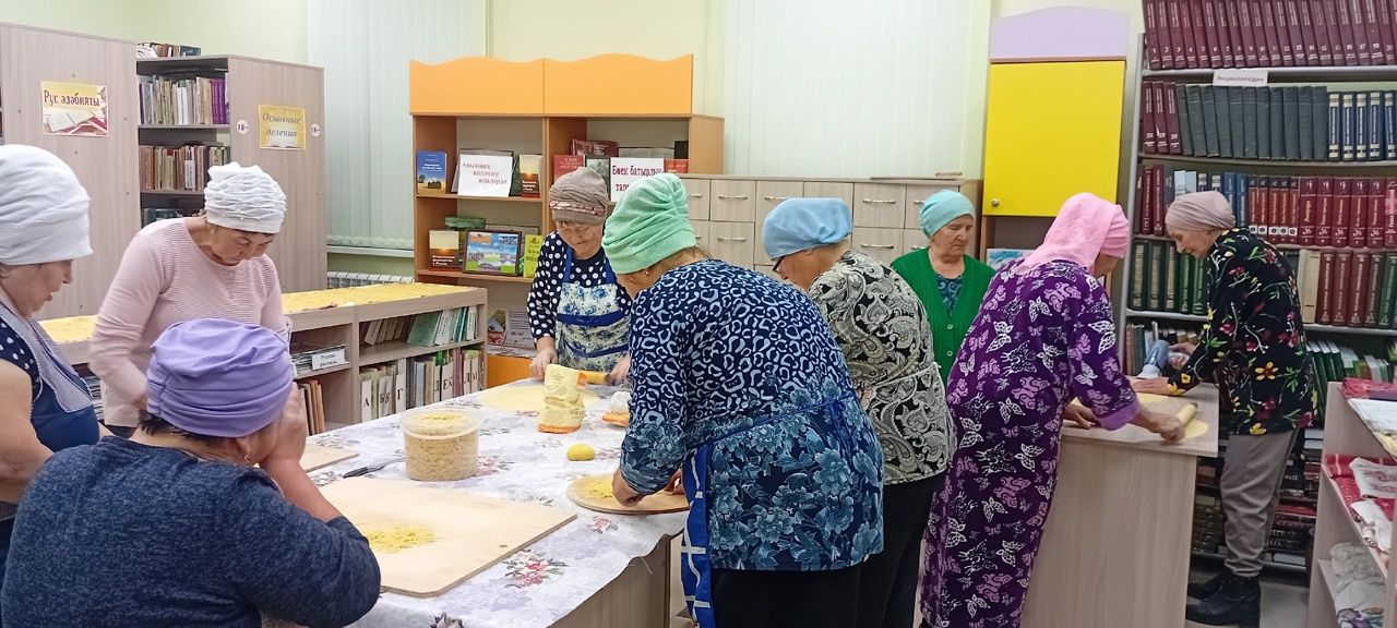 Борнак авыл китапханәсендә махсус хәрби операциядә катнашучы егетләргә токмач кискәннәр