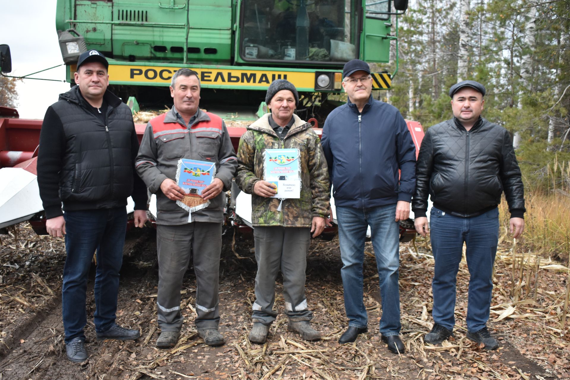 Бүген Балтачта кукурузны бөртеккә сугуда нәтиҗәле эшләүчеләргә вымпел тапшырдылар