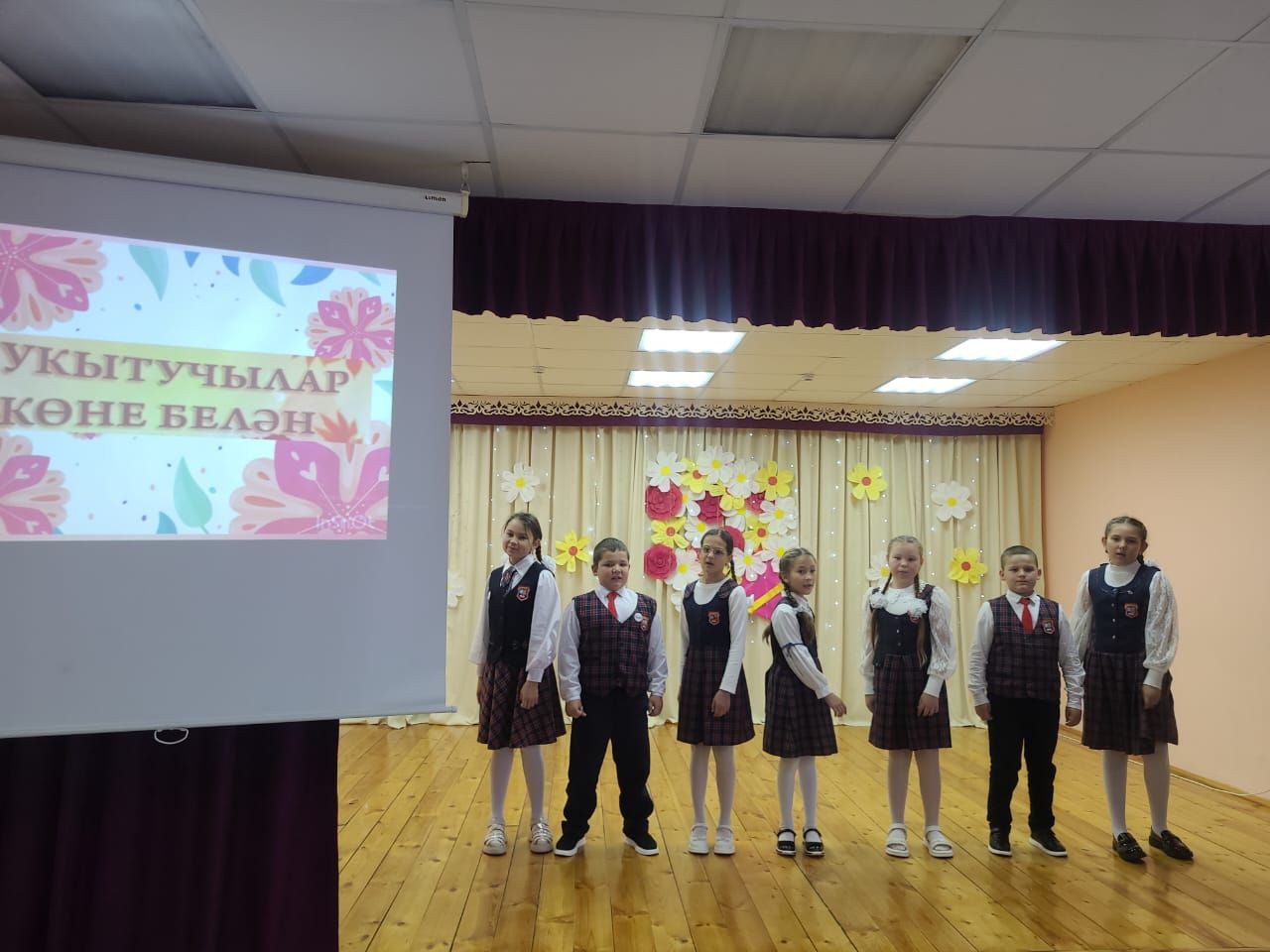 Нөнәгәрдә Укытучылар көненә мөгаллимнәргә сюрприз ясаганнар
