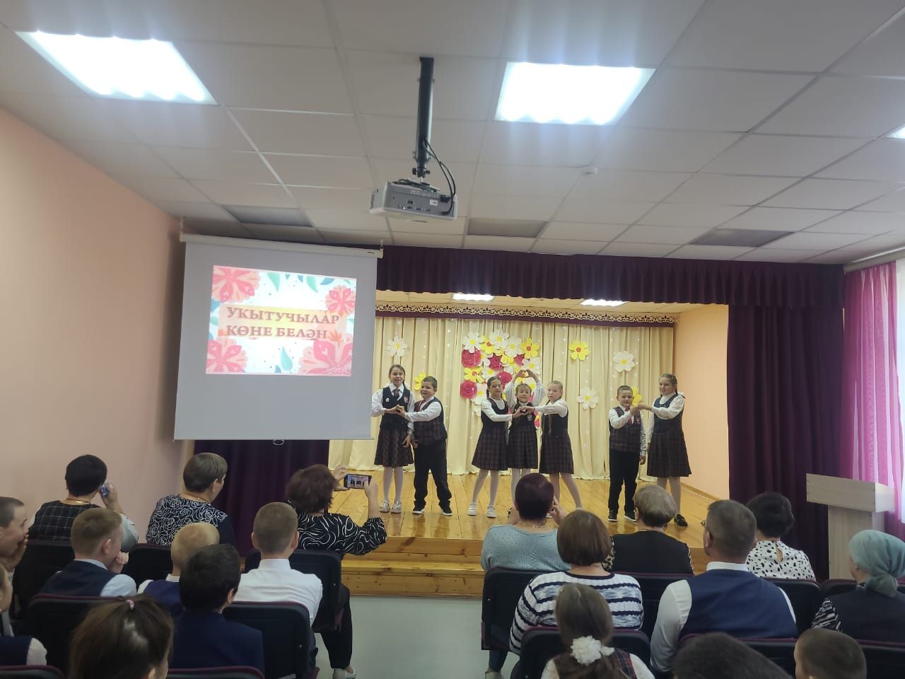 Нөнәгәрдә Укытучылар көненә мөгаллимнәргә сюрприз ясаганнар