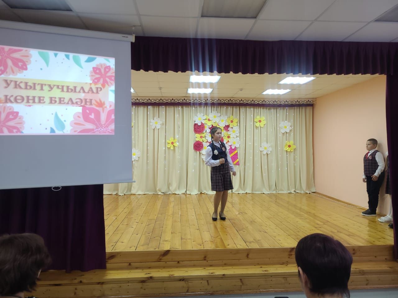 Нөнәгәрдә Укытучылар көненә мөгаллимнәргә сюрприз ясаганнар