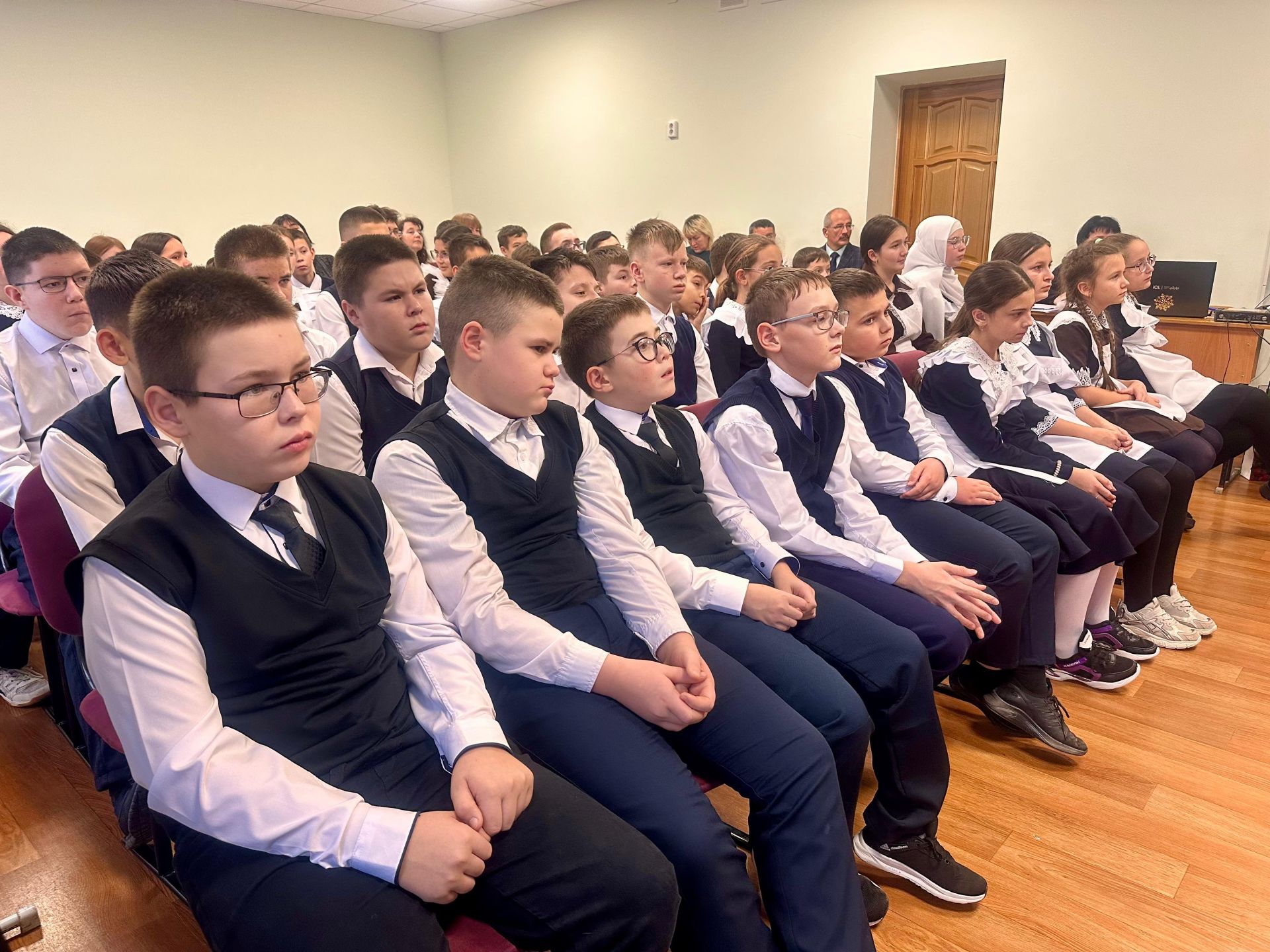Сосна мәктәбендә «Көчле рухлылар олы бәхеткә лаек» дип исемләнгән очрашу кичәсе узды
