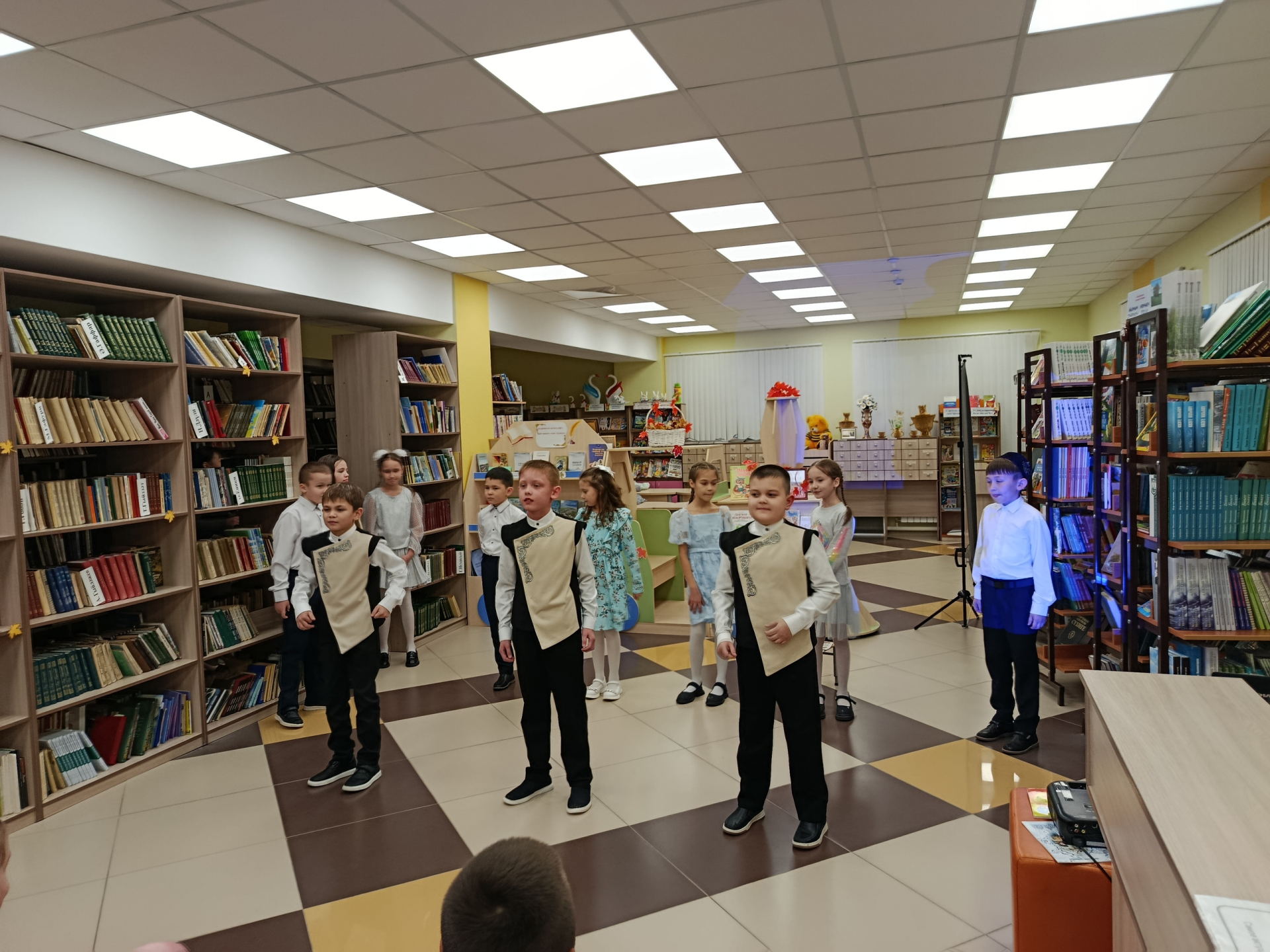 Балтач үзәк китапханәсендә “Әниләрнең елмаюы бәхетле итә безне” бәйрәм тамашасы үтте