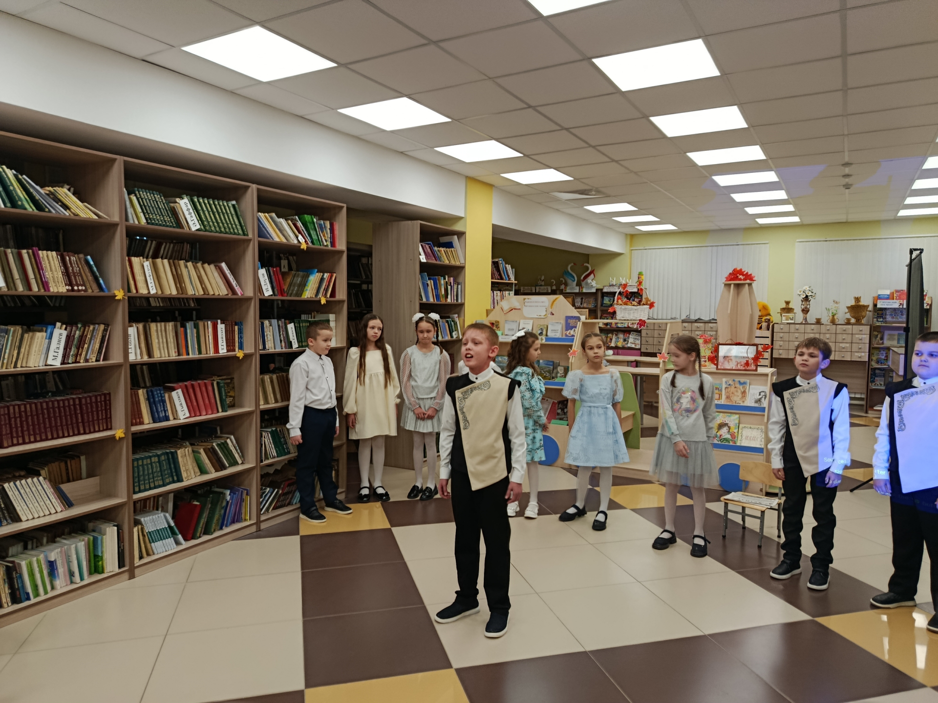 Балтач үзәк китапханәсендә “Әниләрнең елмаюы бәхетле итә безне” бәйрәм тамашасы үтте
