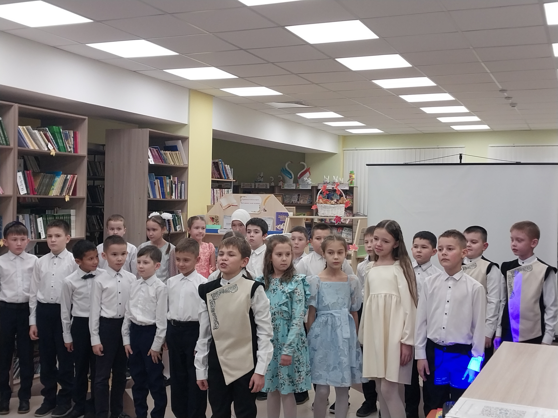 Балтач үзәк китапханәсендә “Әниләрнең елмаюы бәхетле итә безне” бәйрәм тамашасы үтте