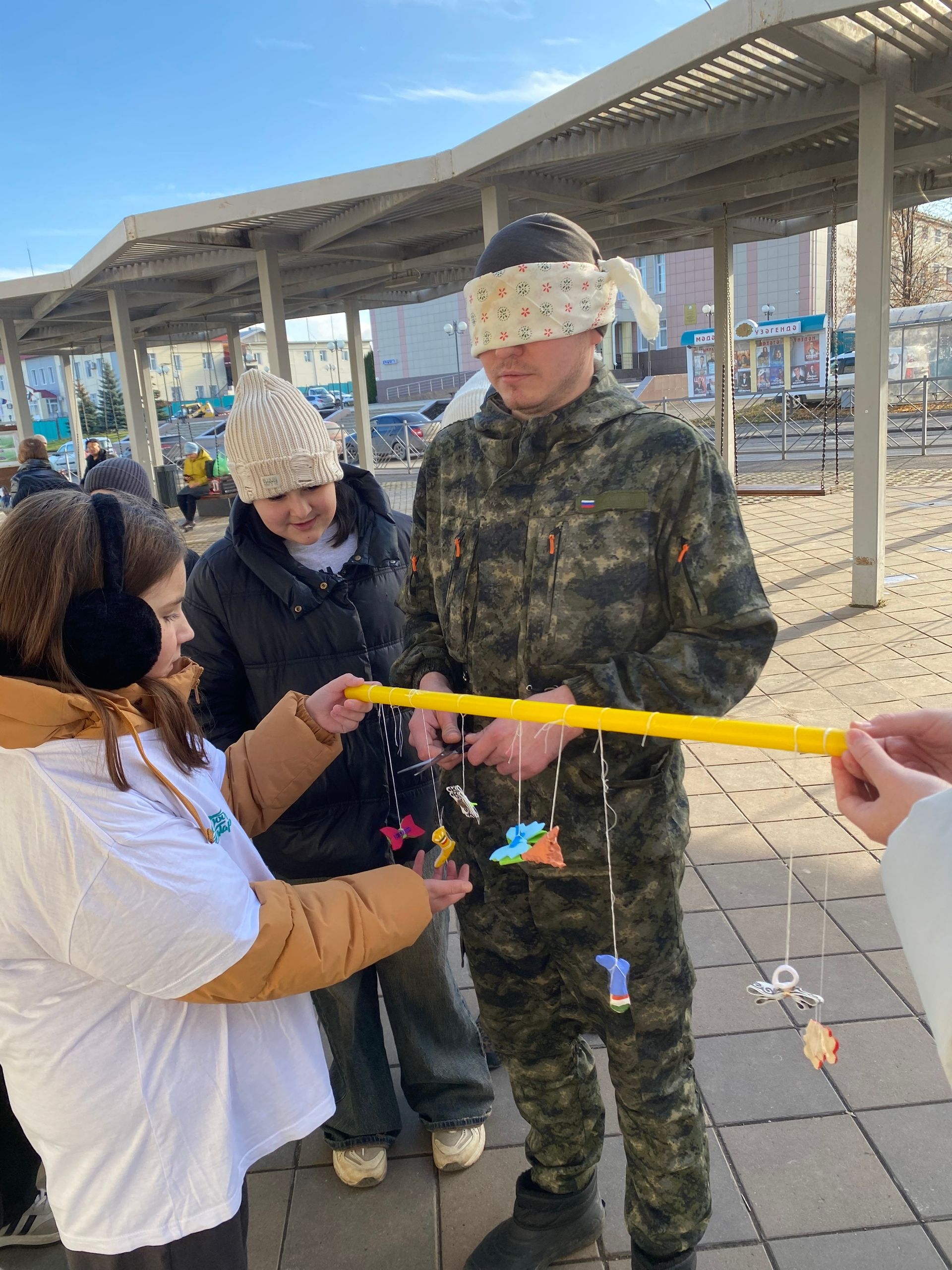 Волонтеры раздали подарки ко Дню народного единства