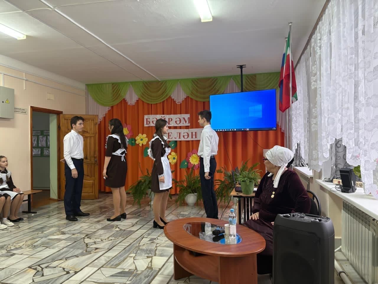 Куныр мәктәбендә Мәгъмүрә Хөрмәтуллина белән очрашу кичәсе узды