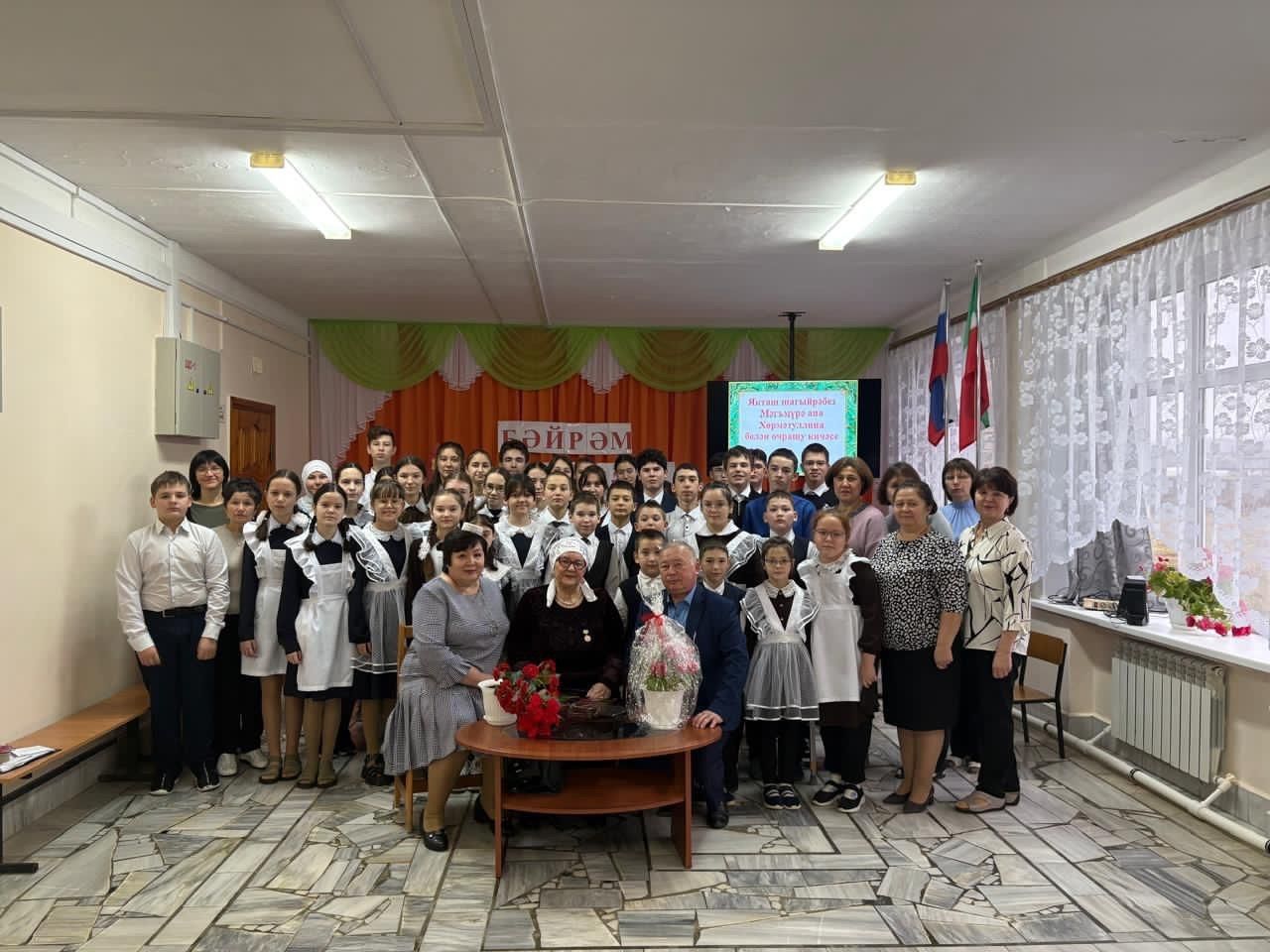 Куныр мәктәбендә Мәгъмүрә Хөрмәтуллина белән очрашу кичәсе узды