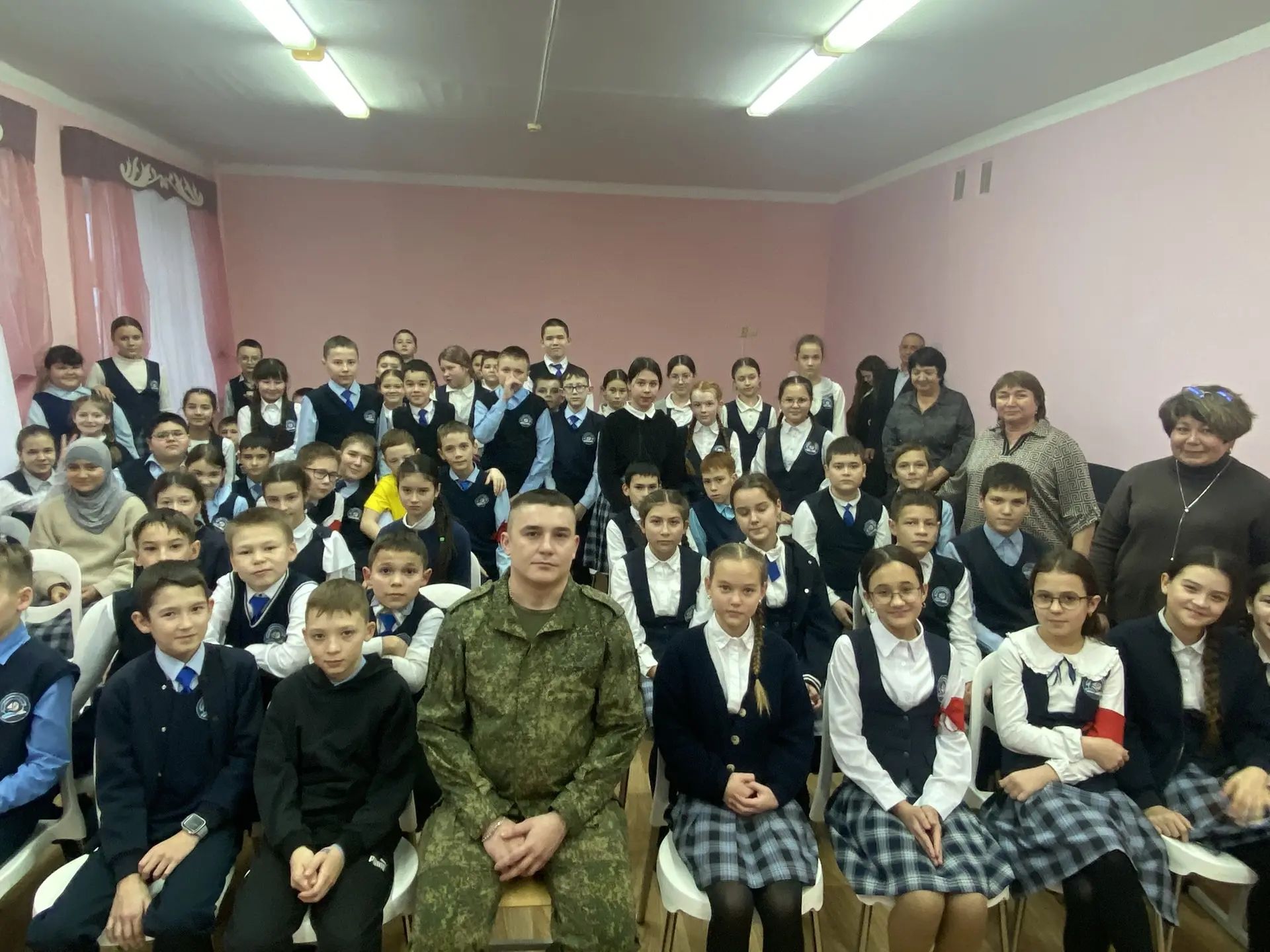 Раушан туган мәктәбенә очрашуга килде