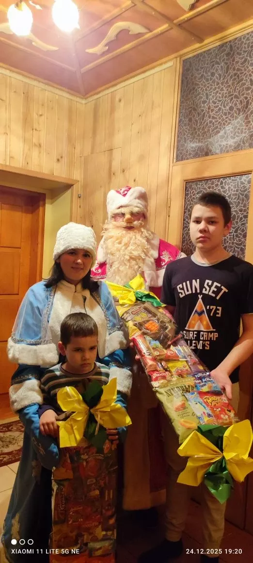 Айгөл һәм Айрис сабыйларны сөендерә