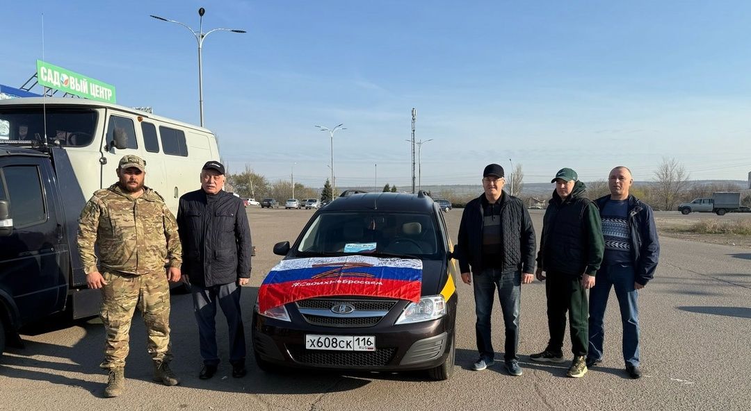 Махсус хәрби операция зонасындагы егетлдәргә УАЗ һәм Ларгус машиналары тапшырдылар