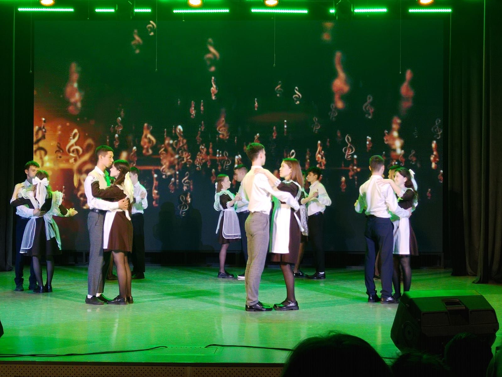 Балтач урта мәктәбе коллективы сәхнәне “дер селкетте”