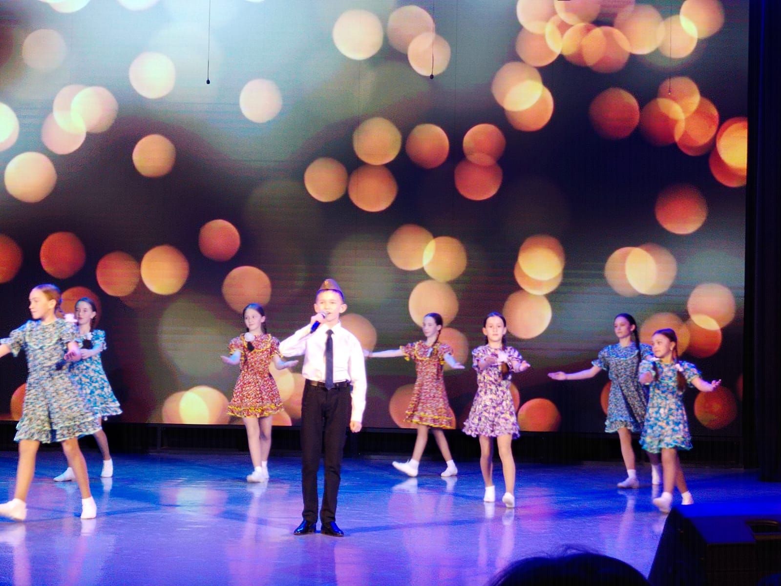 Балтач урта мәктәбе коллективы сәхнәне “дер селкетте”